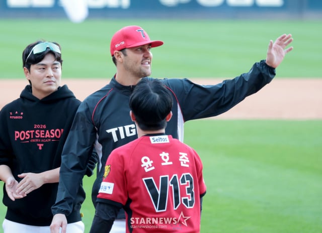 Neil, selected as the MVP of Game 1 of the Semi-Playoffs, receives the Daily MVP award from game supervisor Han Yong-deok after the conclusion of Game 1 of the 2026 KBO League Semi-Playoffs between the KIA Tigers and the LG Twins, held on the 17th at Gwangju Kia Champions Field. October 17, 2026. /Photo=Kang Young-jo cameratalks@