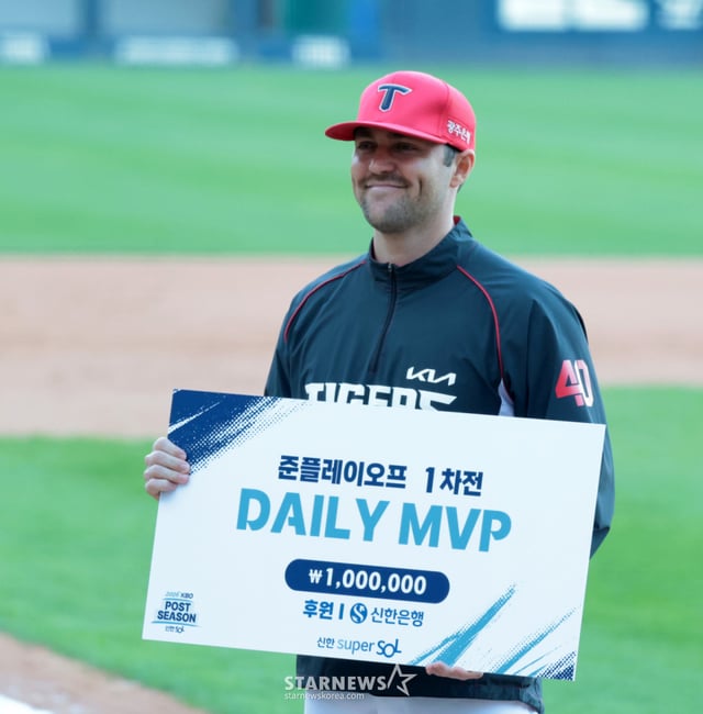 Neil, selected as the MVP of Game 1 of the Semi-Playoffs, receives the Daily MVP award from game supervisor Han Yong-deok after the conclusion of Game 1 of the 2026 KBO League Semi-Playoffs between the KIA Tigers and the LG Twins, held on the 17th at Gwangju Kia Champions Field. October 17, 2026. /Photo=Kang Young-jo cameratalks@