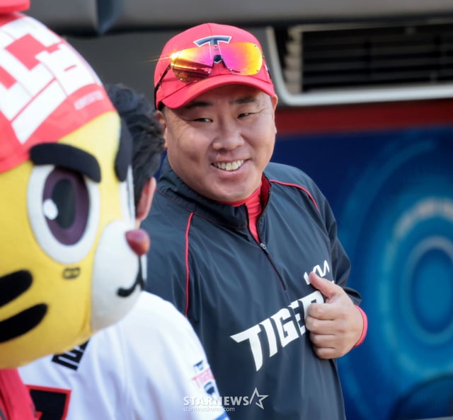 Ah, the victory fairy! Kia Manager Lee Beom-ho directs the first game of the 2026 KBO League Semi-Playoffs between the KIA Tigers and the LG Twins, held on the 17th at Gwangju Kia Champions Field. October 17, 2026. /Photo=Senior reporter Kang Young-jo cameratalks@