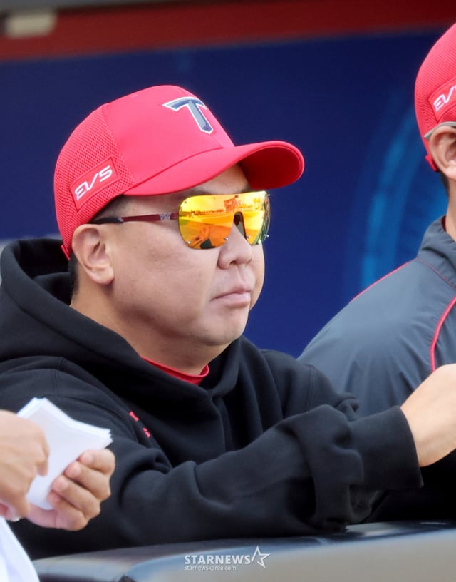 Ah, the victory fairy! Kia Manager Lee Beom-ho directs the first game of the 2026 KBO League Semi-Playoffs between the KIA Tigers and the LG Twins, held on the 17th at Gwangju Kia Champions Field. October 17, 2026. /Photo=Senior reporter Kang Young-jo cameratalks@