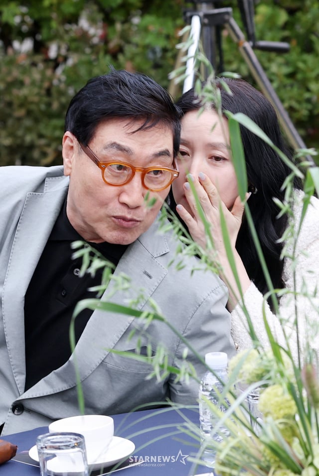 Nữ diễn viên Lee Young-ae và chồng Jung Ho-young tham dự lễ trao giải "Lần thứ 16 Giải thưởng Nghệ sĩ Đẹp" diễn ra tại Stage28, Gangdong-gu, Seoul vào ngày 15 tại đây. /ảnh=Kim Hwi-seon hwijpg@