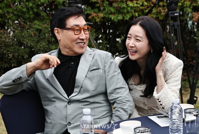 (Seoul=NEWS1) Phóng viên Kwon Hyun-jin = Nữ diễn viên Lee Young-ae và Jung Ho-young tham dự lễ trao giải "Lần thứ 16 Giải thưởng Nghệ sĩ Đẹp" được tổ chức tại Stage28, Gangdong-gu, Seoul vào ngày 15, tỏ ra rạng rỡ. ngày 15 năm 2026/NEWS1 Copyright © NEWS1. All rights reserved. Cấm tái bản và phân phối trái phép, cấm sử dụng để đào tạo AI. /Ảnh=(Seoul=NEWS1) Phóng viên Kwon Hyun-jin