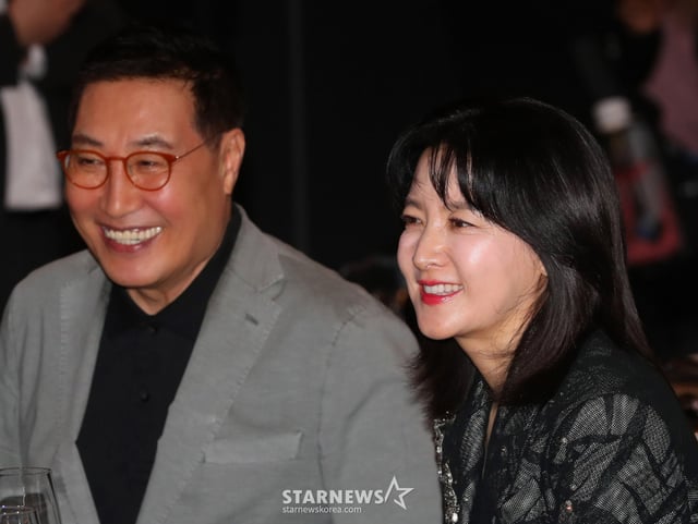 Nữ diễn viên Lee Young-ae và Jung Ho-young, chủ tịch công ty Korean Raycom, tham dự "Lần thứ 14 Giải thưởng Nghệ sĩ Đẹp" tại Stage28, Goduck-dong, Gangdong-gu, Seoul vào chiều ngày 24 và đang trò chuyện. "Giải thưởng Nghệ sĩ Đẹp" được thiết lập vào năm 2011 khi Quỹ Văn hóa Nghệ thuật Shin Young-gyun được thành lập, và hàng năm vào cuối năm, những nghệ sĩ nổi bật trong các lĩnh vực điện ảnh, kịch, công lao, hành động tốt và phim độc lập được lựa chọn, với tổng cộng 100 triệu won (mỗi 20 triệu won) được trao làm tiền thưởng và bằng khen. Lễ hội này đã tiếp tục. ngày 24 năm 2024 /Ảnh=Kim Chang-hyun chmt@