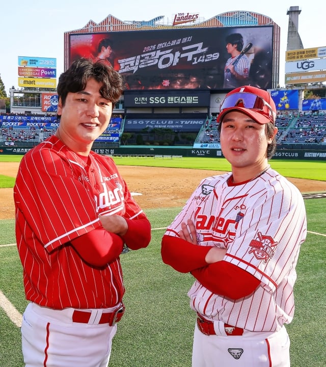 SSG Landers' Choi Jeong (right) and Kim Kwang-hyun pose on the field as managers of their respective teams ahead of the fan event match "Choi-Kwang Baseball 1429" at Incheon SSG Landers Field on the 17th. /Photo=Provided by SSG Landers