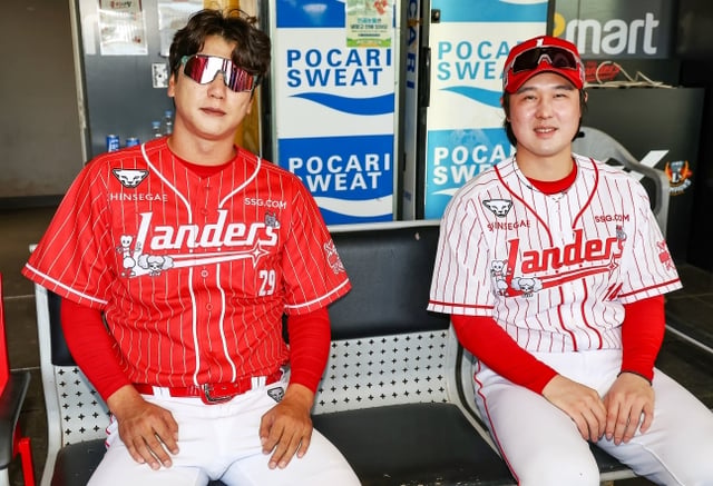 SSG Landers' Choi Jeong (right) and Kim Kwang-hyun interview with reporters as managers of their respective teams ahead of the fan event match "Choi-Kwang Baseball 1429" at Incheon SSG Landers Field on the 17th. /Photo=Provided by SSG Landers