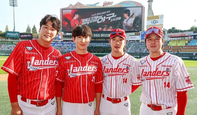 SSGランダースの金グァンヒョン（左から）、朴ソンハン、チェ·ジフン、チェ·ジョンが17日、仁川SSGランダースフィールドでファンのためのイベントマッチ「チェグァン野球1429」を控え、両チームの監督と先発投手として記念撮影をしている。 /写真=SSGランダース提供