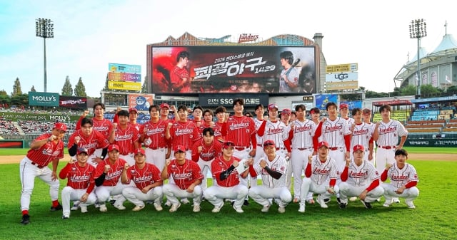 SSG Landers players pose for a commemorative photo ahead of Choi Kwang Baseball 1429, held at Incheon SSG Landers Field on the 17th. /Photo=Provided by SSG Landers