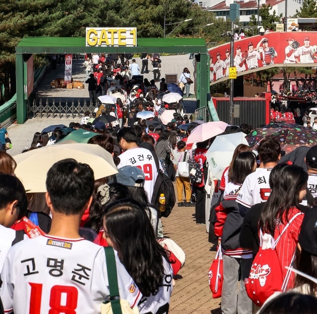 Fans line up to enter Choi Kwang Baseball 1429, held at Incheon SSG Landers Field on the 17th. /Photo=Provided by SSG Landers