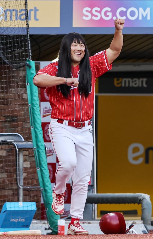 SSG Landers' Han Doo-sol appears wearing a long straight-hair wig during Choi Kwang Baseball 1429, held at Incheon SSG Landers Field on the 17th. /Photo=Provided by SSG Landers