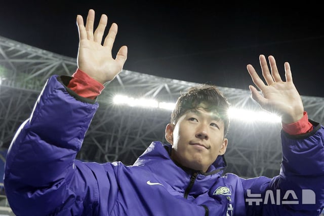 손흥민이 경기 후 팬들에게 인사하고 있다. /사진=뉴시스