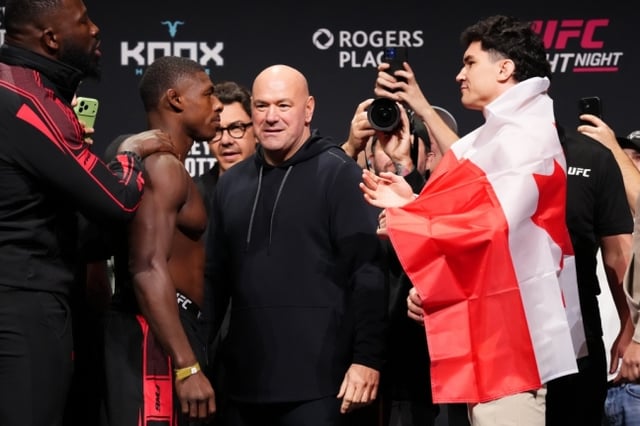 17日、UFCファイトナイトウェルター級の試合で対戦するワキン·バークレー(左)とマイク·マロットがペースオフに出ている。 /写真=UFC提供