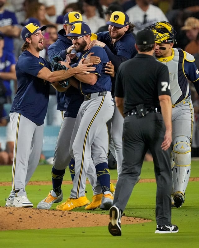 ワールドシリーズ進出が決まったミルウォーキー選手たちが喜ぶ姿。 /写真=ミルウォーキー·ブルワーズ公式SNS