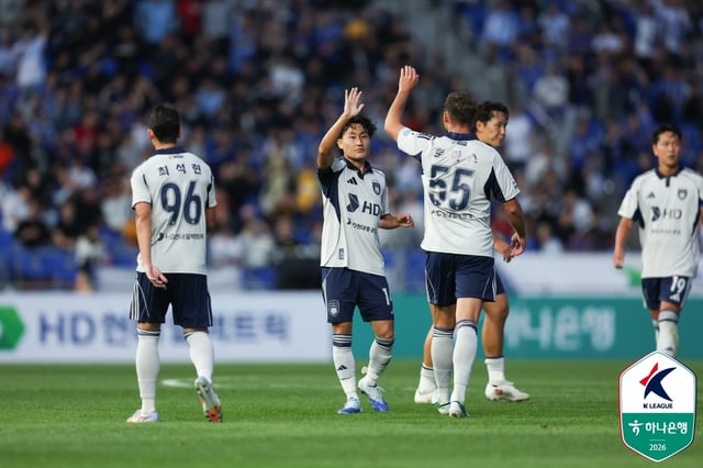동점골을 넣은 이진현(가운데)이 동료와 하이파이브를 하고 있다. /사진=한국프로축구연맹 제공