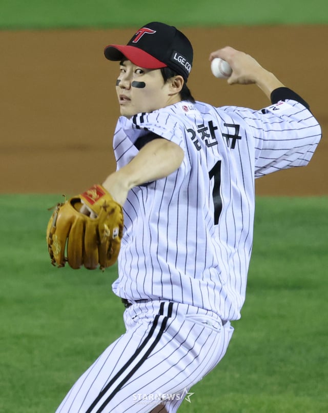 LG双子于7日在2026新韩SOL KBO联赛蚕室球场的主场最后一场比赛中迎战斗山熊。 LG先发投手林灿圭正在奋力投球。 /图片=首席记者金振景 kim.jinkyung@