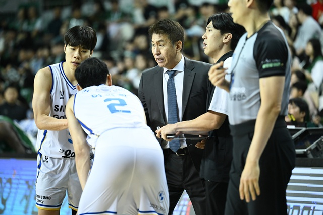 작전지시하는 김상식 감독(가운데). /사진=KBL 제공