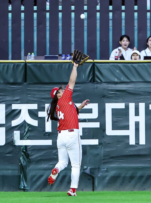 SSG 랜더스 한두솔이 17일 인천 SSG랜더스필드에서 '2026 랜더스페셜 매치 - 최광야구 1429'에서 좌익수로 출전해 슈퍼 캐치를 하고 있다. /사진=SSG 랜더스 제공