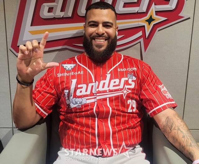Pedro Abreu de los SSG Landers es entrevistado por la prensa antes del '2026 Landers Special Match - Choi Gwang Baseball 1429' en el Incheon SSG Landers Field el día 17. /foto=reportero Ahn Ho-geun
