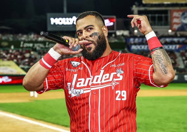 Pedro Abreu de los SSG Landers saluda a los aficionados durante el '2026 Landers Special Match - Choi Gwang Baseball 1429' en el Incheon SSG Landers Field el día 17. /Foto=SSG Landers