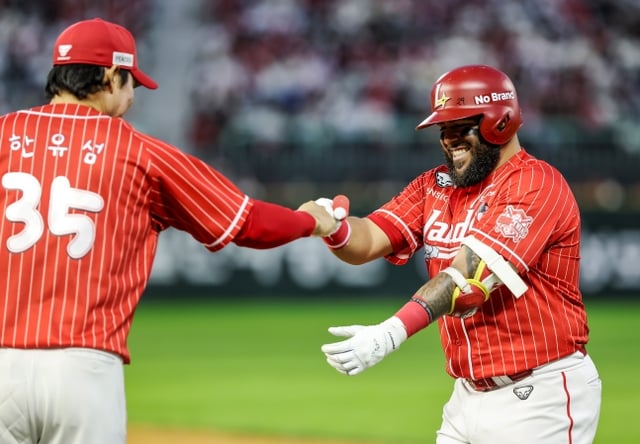 Pedro Abreu de los SSG Landers (derecha) saluda a Han Yu-seom tras conectar un hit durante el '2026 Landers Special Match - Choi Gwang Baseball 1429' en el Incheon SSG Landers Field el día 17. /Foto=SSG Landers