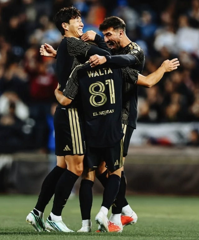 선제골을 넣은 레오 발터를 꼭 끌어안는 손흥민(왼쪽). /사진=LAFC SNS