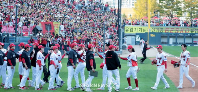 KIA 마무리투수 전상현과 선수들이 17일 광주 기아챔피언스필드에서 열린 2026 KBO리그 준플레이오프 KIA타이거즈와 LG트윈스 1차전 9회초 수비를 마무리한 후 가을야구 첫승을 자축하고 있다. 2026.10.17. /사진=강영조 cameratalks@