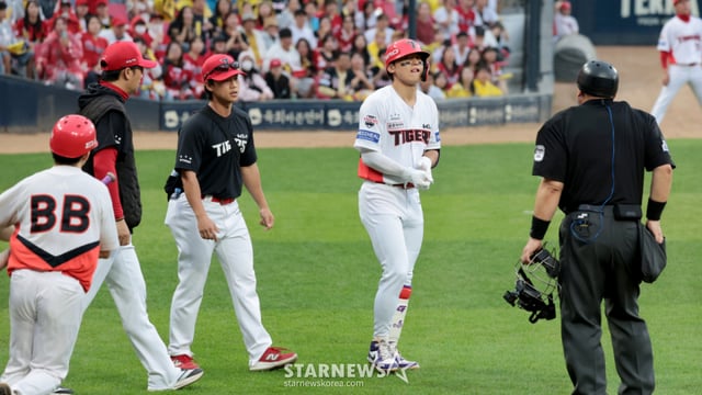 Kim Do-young is shown in pain after being hit by a pitch from right-handed pitcher U Kang-hoon, who was brought in as a relief pitcher with two outs in the bottom of the fourth inning of Game 2 of the 2026 KBO League Pre-Playoffs between the KIA Tigers and the LG Twins on the 18th at Gwangju Kia Champions Field. Park Dong-won is seen comforting him. October 17, 2026. /Photo=Kang Young-jo cameratalks@