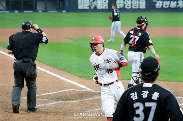 KIA second baseman Park Jae-hyun is shown scoring on Na Seong-beom's sacrifice hit after reaching on a double in the bottom of the seventh inning of Game 2 of the 2026 KBO League Pre-Playoffs between the KIA Tigers and the LG Twins on the 18th at Gwangju Kia Champions Field. October 17, 2026. /Photo=Kang Young-jo cameratalks@