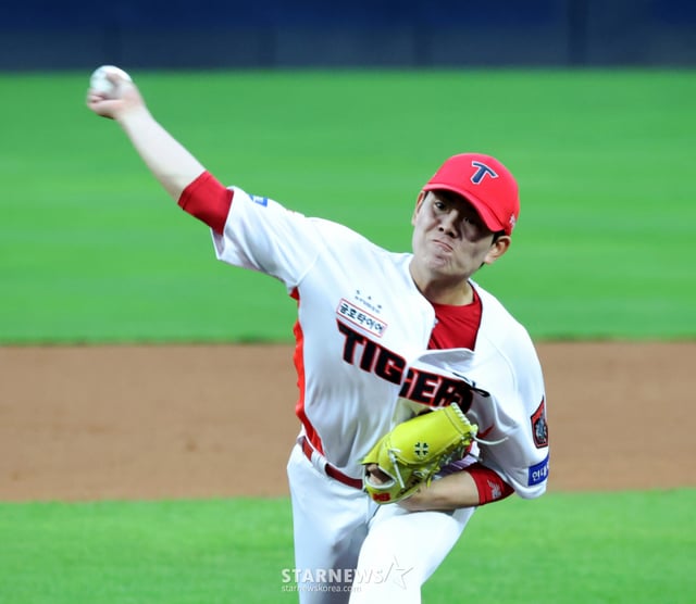 KIA right-handed pitcher Sung Young-tak takes the mound in the top of the seventh inning of Game 2 of the 2026 KBO League Pre-Playoffs between the KIA Tigers and the LG Twins on the 18th at Gwangju Kia Champions Field. October 17, 2026. KIA right-handed pitcher Sung Young-tak takes the mound in the top of the seventh inning of Game 2 of the 2026 KBO League Pre-Playoffs between the KIA Tigers and the LG Twins on the 18th at Gwangju Kia Champions Field. October 17, 2026. /Photo=Kang Young-jo cameratalks@