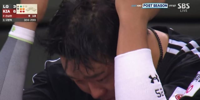LG的李在元在18日与KIA进行的准季后赛第二场比赛期间，于第9局在休息区流下了眼泪。/图片=Tving转播画面截图