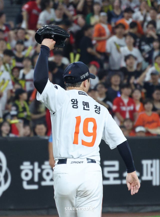 2026 신한 SOL KBO리그 한화 이글스 대 KIA 타이거즈 경기가 18일 대전한화생명볼파크에서 열렸다. 한화 선발 왕옌청이 4회초 3실점하며 이닝을 마무리한 후 아쉬워하고 있다. /사진=김진경 kim.jinkyung@