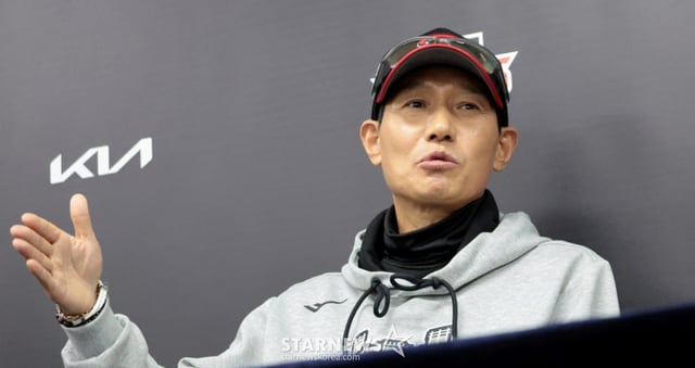 LGのヨム·ギョンヨプ監督が18日、光州起亜チャンピオンズフィールドで行われた2026KBOリーグ準プレーオフKIAタイガースとLGツインズ第2戦を控え、公式記者会見で記者たちの質問に答えている。 2026.10.17. /写真=カン·ヨンジョ cameratalks@