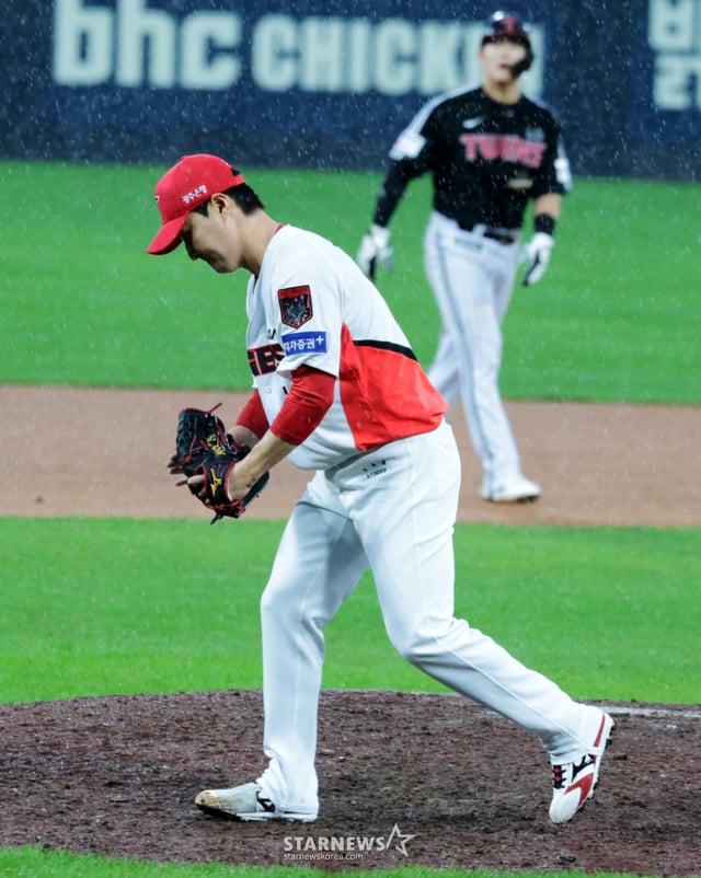 기아 마무리 전상현이 18일 광주 기아챔피언스필드에서 열린 2026 KBO리그 준플레이오프 KIA타이거즈와 LG트윈스 2차전 8회초 조상우에 이어 등판하고 있다. 2026.10.17. /사진=강영조 cameratalks@