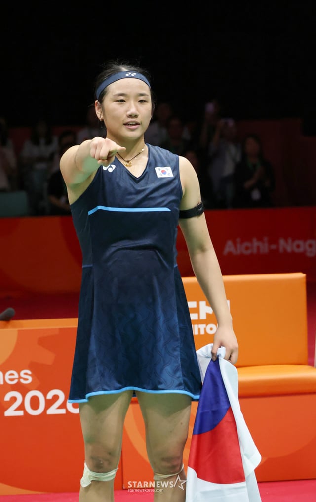 An Se-young đang thực hiện động tác ăn mừng sau khi đánh bại Yamaguchi Akane của Nhật Bản 2-0 trong trận chung kết đơn nữ cầu lông tại Asiad Aichi và Nagoya 2026 được tổ chức tại Nhà thi đấu Thành phố Ichinomiya, Nhật Bản vào ngày 29 tháng 9. /ảnh=phóng viên cao cấp Kang Young-jo