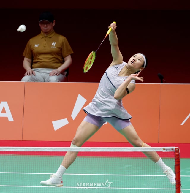 An Se-young đang thực hiện cú smash chéo trước Yamaguchi Akane của Nhật Bản tại bán kết đội tuyển nữ cầu lông Asiad Aichi và Nagoya 2026 được tổ chức tại Nhà thi đấu Thành phố Ichinomiya, Nhật Bản vào ngày 23 tháng 9. /Ảnh=phóng viên cao cấp Kang Young-jo