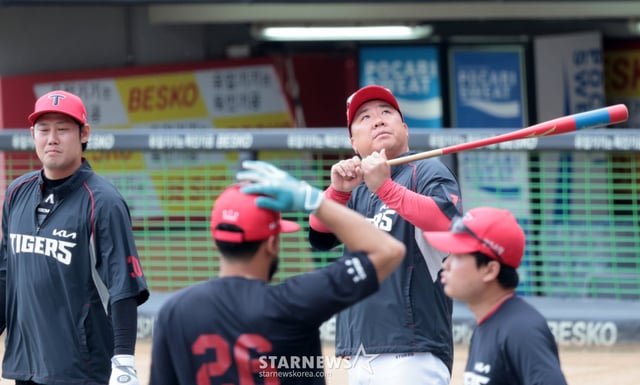 KIA Tigers manager Lee Beom-ho directs his players' practice ahead of Game 2 of the 2026 KBO League Preliminary Playoffs between the KIA Tigers and the LG Twins, held on the 18th at Gwangju Kia Champions Field. October 17, 2026. /Photo=Kang Young-jo cameratalks@
