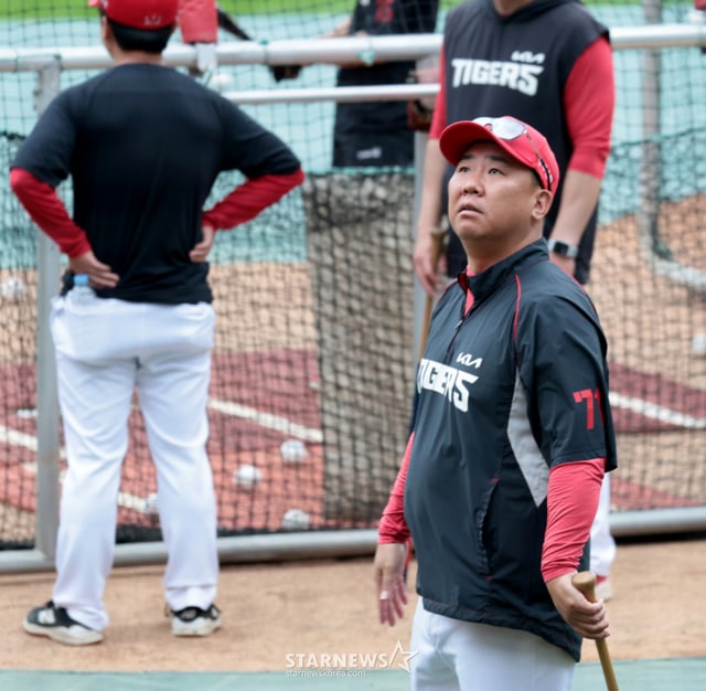 'No autumn rain, please' KIA Tigers manager Lee Beom-ho looks up at the sky, where rain has been forecast, while directing his players' practice ahead of Game 2 of the 2026 KBO League Preliminary Playoffs between the KIA Tigers and the LG Twins, held on the 18th at Gwangju Kia Champions Field. October 17, 2026. /Photo=Kang Young-jo cameratalks@