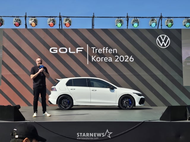 Marcus Butros, vicepresidente ejecutivo de Ventas Internacionales de Volkswagen, presenta el Golf R.