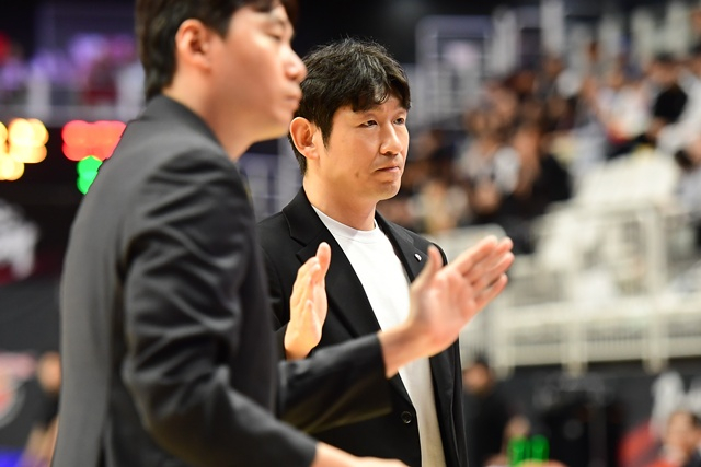 Yang Dong-geun, head coach of Ulsan Hyundai Mobis (right). /Photo=KBL