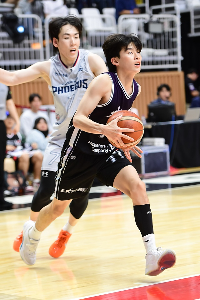 試合に集中するカン·ソンウク(右)。 /写真=KBL提供