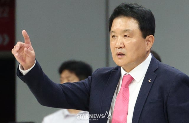 El partido entre Anyang Jeonggwanjang y Goyang Sono de la KCC Pro Basketball League 2026-2027 se disputó el día 13 en el Jeonggwanjang Arena de Anyang, provincia de Gyeonggi. El entrenador Yoo Do-hoon de Jeonggwanjang da instrucciones tácticas. /Foto=corresponsal jefe Kim Jin-kyung kim.jinkyung@