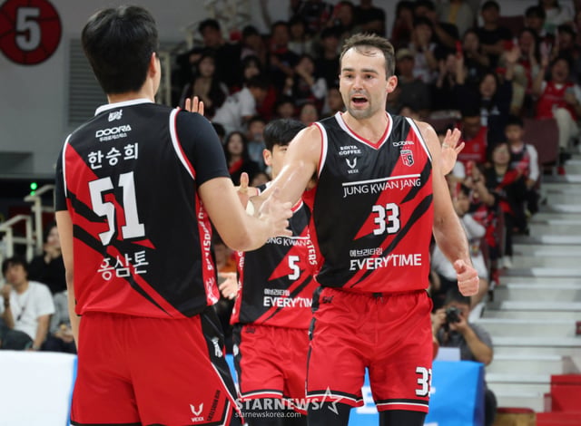 El partido entre Anyang Jeonggwanjang y Goyang Sono de la KCC Pro Basketball League 2026-2027 se disputó el día 13 en el Jeonggwanjang Arena de Anyang, provincia de Gyeonggi. John Munie de Jeonggwanjang celebra con Han Seung-hee tras anotar un tiro decisivo. /Foto=corresponsal jefe Kim Jin-kyung kim.jinkyung@