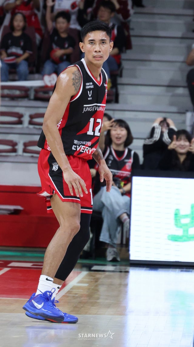 2026-2027 KCC 프로농구 안양 정관장 대 부산 KCC 경기가 18일 경기도 안양 정관장아레나에서 열렸다. 정관장 아반도가 3점슛울 성공시킨 후 백코트하고 있다. /사진=김진경 kim.jinkyung@