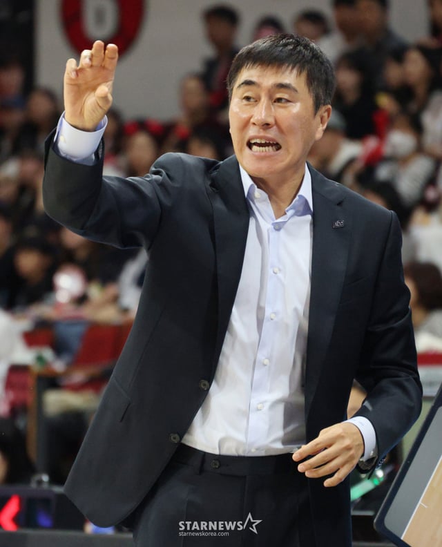 Матч регулярного чемпионата KBL сезона 2026–2027 между «Анъян Чонгуанчан» и «Пусан КСС» состоялся 18-го числа в арене «Анъян Чонгуанчан Арена» в провинции Кёнгидо. Главный тренер «КСС» Ли Сан Мин отдаёт указания по тактике. /фотография=главный корреспондент Ким Чжингён kim.jinkyung@