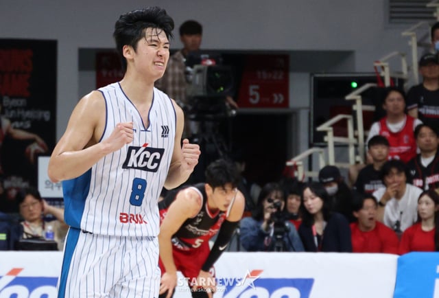 Матч регулярного чемпионата KBL сезона 2026–2027 между «Анъян Чонгуанчан» и «Пусан КСС» состоялся 18-го числа в арене «Анъян Чонгуанчан Арена» в провинции Кёнгидо. Юн Ки Чхан из «КСС» празднует после реализации решающего трёхочкового броска. /Фото: главный корреспондент Ким Чжингён kim.jinkyung@