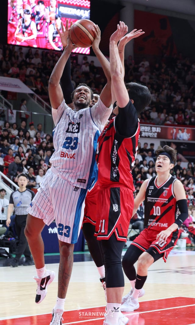 Матч регулярного чемпионата KBL сезона 2026–2027 между «Анъян Чонгуанчан» и «Пусан КСС» состоялся 18-го числа в арене «Анъян Чонгуанчан Арена» в провинции Кёнгидо. Луис Кинг из «КСС» пытается пробить под кольцом через защиту Хан Сон Хи из «Чонгуанчана». /Фото: главный корреспондент Ким Чжингён kim.jinkyung@