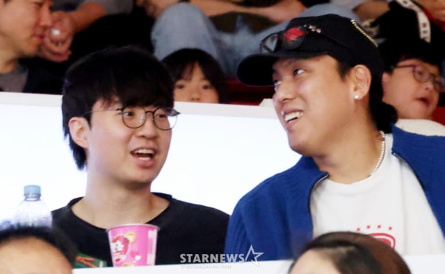El partido entre Anyang Jeonggwangjo y Busan KCC de la Liga Profesional de Baloncesto KCC 2026-2027 se disputó el día 18 en el Anyang Jeonggwangjo Arena, en la provincia de Gyeonggi. Lee Hyun-joong (izquierda) y Choi Jun-yong, principales artífices de la medalla de oro en los Juegos Asiáticos, observan el partido. /Foto=corresponsal jefe Kim Jin-kyung kim.jinkyung@