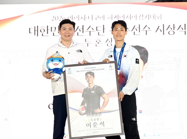 유승민 대한체육회장(왼쪽)과 테크볼 이준석. /사진=대한체육회