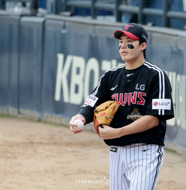 LG 선발투수 임찬규가 빙모상에도 불구하고 18일 광주 기아챔피언스필드에서 열린 2026 KBO리그 준플레이오프 KIA타이거즈와 LG트윈스 2차전 선발로 나섰지만 1회를 버티지못하고 강판되고 있다. 1회말부터 가을비가 쏟아지며 그라운드도 흠뻑 젖었다. 임찬규는 1회 한타자만을 잡으며 5실점 후 교체됐다. 2026.10.17. /사진=강영조 cameratalks@