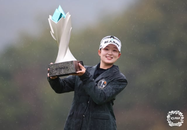 마서영이 18일 18일 경기도 이천시 H1클럽(파72)에서 열린 한국여자프로골프(KLPGA) 투어 아이스버그골프·서울신문 오픈(총상금 15억 원)에서 우승을 차지하고 트로피를 들어올리고 있다. /사진=KLPGT 제공