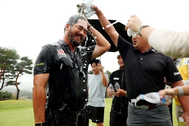 Jung Chan-min (izquierda) recibe una lluvia de cerveza de sus compañeros como celebración tras ganar el The Charity Classic del Tour de Golf Profesional de Corea (KPGA), celebrado el día 18 en los campos Valley y Seowon del Seowon Valley Country Club, en Paju, provincia de Gyeonggi. /foto=KPGA